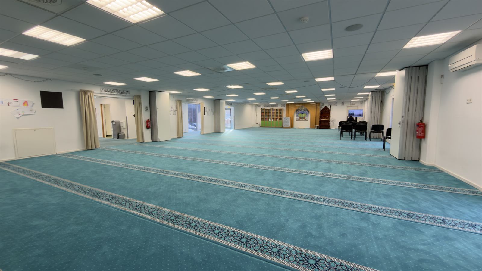 Bønnerommet inne i Al-Noor Islamic Centre