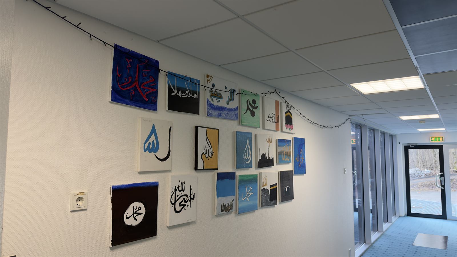 Kunstverk laget av barn i moskeen