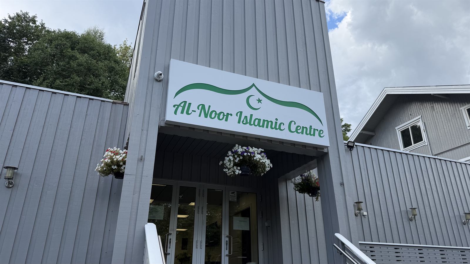 Moskéfasaden med Al-Noor Islamic Centre-skiltet